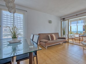 Zimmer, Eigentum, Möbel, Wohnzimmer, Interior Design, Gebäude, Fussboden, Grundeigentum, Haus, Tabelle