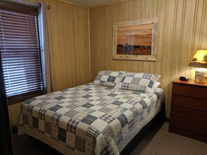 Main Bedroom (Queen Bed) with Full Bath