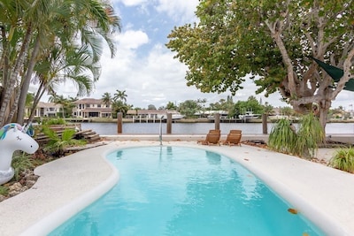 Waterfront condo with pool, 1 block from the BEACH
