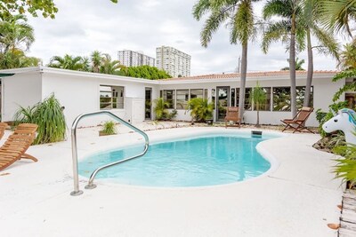 Waterfront condo with pool, 1 block from the BEACH