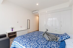 Bedroom 1 with closet and air condition