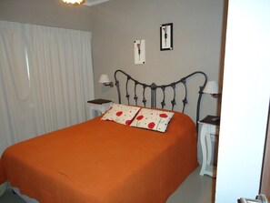 Habitacin matrimonial con balcn vista al mar