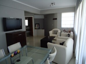 Living comedor con balcn con vista al mar
