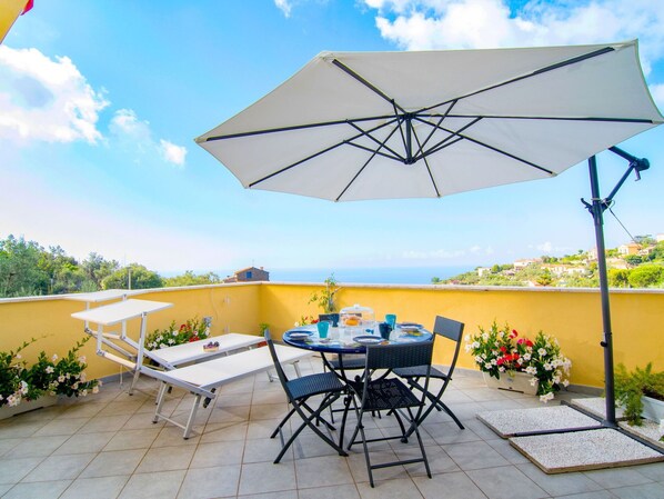 Parapluie, Propriété, Ombre, Meubles, Patio, Accessoire De Mode, Table, Immobilier, Chaise Pliante, Bâtiment