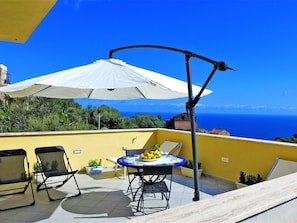 Sky, Furniture, Umbrella, Water, Sunlounger, Shade, Table, Outdoor Table, Outdoor Furniture, Plant