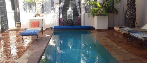 Piscine dans le patio interieur