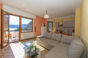 Wohnzimmer mit Essbereich und Blick auf den See Zugang zur Terrasse mit Seeblick