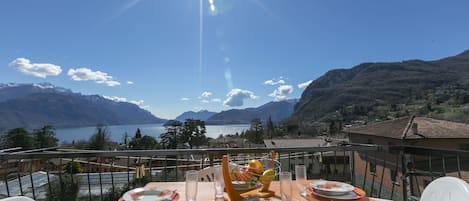 Essen im Freien auf der Terrasse mit herrlichem Blick auf den See