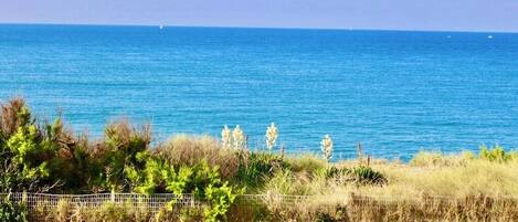 La vue magnifique sur la Mer du salon de jardin