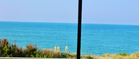 La vue magnifique sur la mer, du séjour, du salon et de la cuisine
