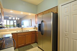 Kitchen and eating counter
