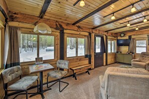 Sunroom | Sleeper Sofa | Dining Table