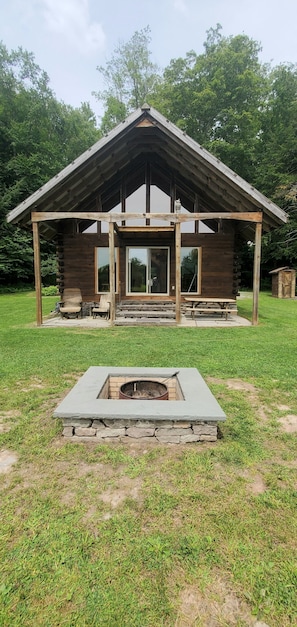 Fire pit inbetween the cabin and the beach