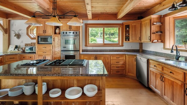 *Beautiful fully stocked kitchen