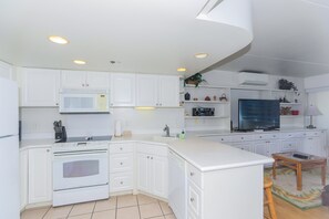 Full kitchen with everything you need to prepare meals