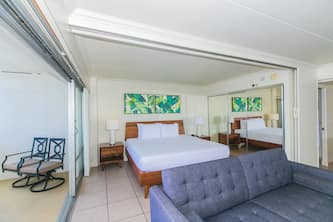Ilikai Hotel - One-Bedroom unit on the 19th Floor overlooking the mountains!