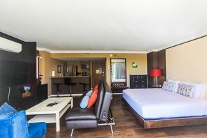 Spacious living & comfortable King bed