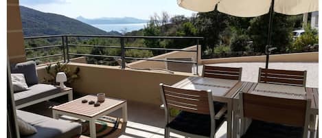 Terrasse couverte et jardin vue sur le golf de St Florent