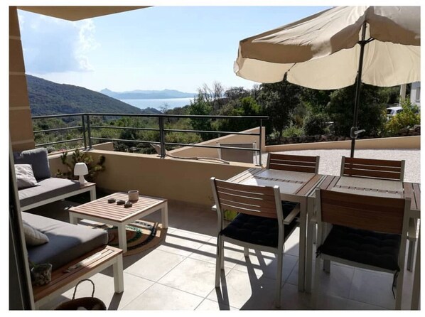 Terrasse couverte et jardin vue sur le golf de St Florent