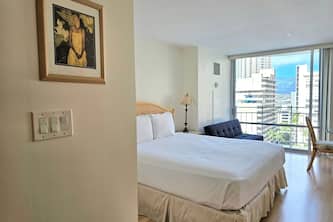 Marina Hawaii Vacations - Best Location In Waikiki! Spacious Studio, Full Kitchen!