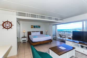 Beautiful Yacht View At The Ilikai Hotel! Renovated Unit Just for You! Convenient Location!