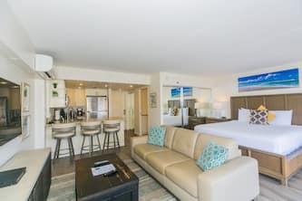 City Lights, Mountain View! Ilikai Hotel, One-Bedroom, Renovated & updated!