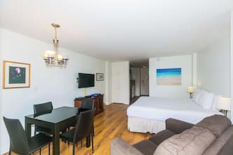 Full Kitchen, Studio, Just Minutes to the Beach!