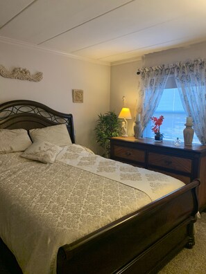Master Bedroom queen Bed 