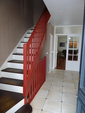 Entrée et escalier avec vue sur le salon