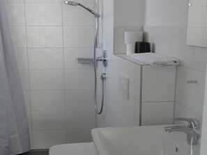 Appartement Typ A, 28qm, für 1 bis 2 Personen-Badezimmer