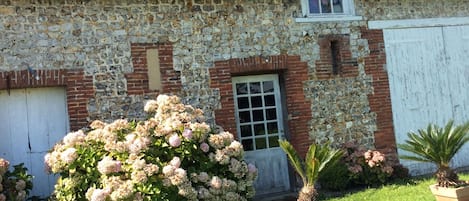 la grange, à proximité immédiate de la maison de maître (entrée du gite)