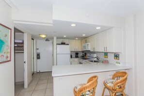 Enjoy your meals on the kitchen bar