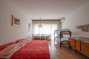 Large room with 6 beds