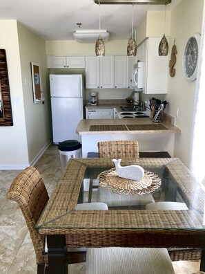 Comfortably seat 6, with this full sized kitchen table and countertop seating! 