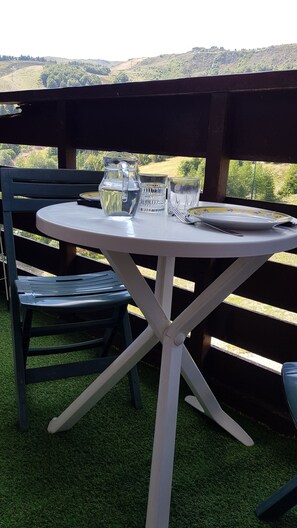 Le balcon avec sa petite table et ses 2 chaises pliantes