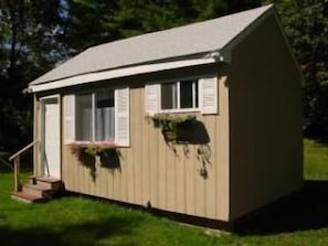 Bungalow with 1 full size bed 