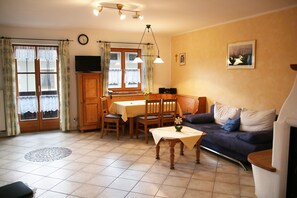 Ferienwohnung mit Kachelofen, Balkon und Terrasse, 60 m²-Wohnraum