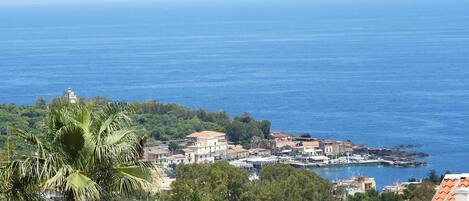 Panorama, vista sul porticciolo di Capomulini
