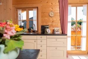 Blockhaus Alchemilla, für 2 Personen, 65 qm, 1 sep. Schlafzimmer, Balkon-Küchenzeile