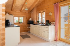 Blockhaus Alchemilla, für 2 Personen, 65 qm, 1 sep. Schlafzimmer, Balkon-Küche