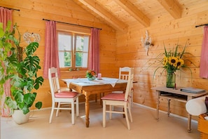 Blockhaus Alchemilla, für 2 Personen, 65 qm, 1 sep. Schlafzimmer, Balkon-Essecke