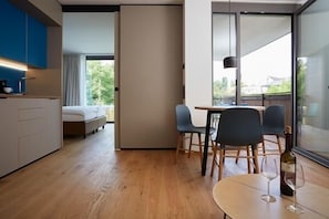 Apartment am Ufer, 37qm, 1 Schlafzimmer, 1 Wohn-/Schlafzimmer, Loggia, max. 3 Personen