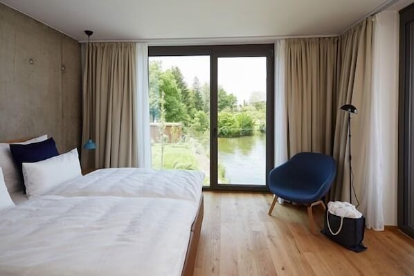 Apartment am Ufer, 37qm, 1 Schlafzimmer, 1 Wohn-/Schlafzimmer, Loggia, max. 3 Personen