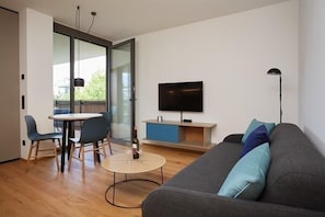 Apartment am Ufer, 37qm, 1 Schlafzimmer, 1 Wohn-/Schlafzimmer, Loggia, max. 3 Personen