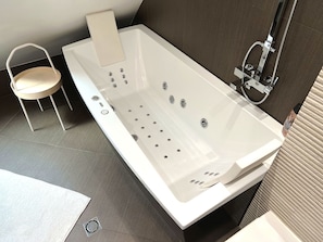 Bathroom 2, Jacuzzi (Level 2)