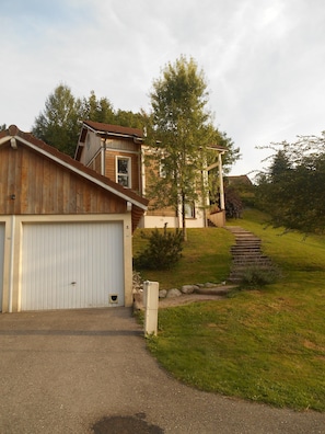 le chalet et son garage