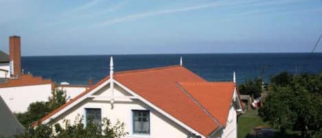 Ferienhaus Ostseeblick im Hintergrund die Ostsee