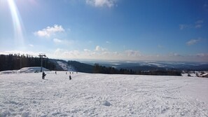 Die Skipiste mit wunderschöner Aussicht ist in 500 Metern zu erreichen. 