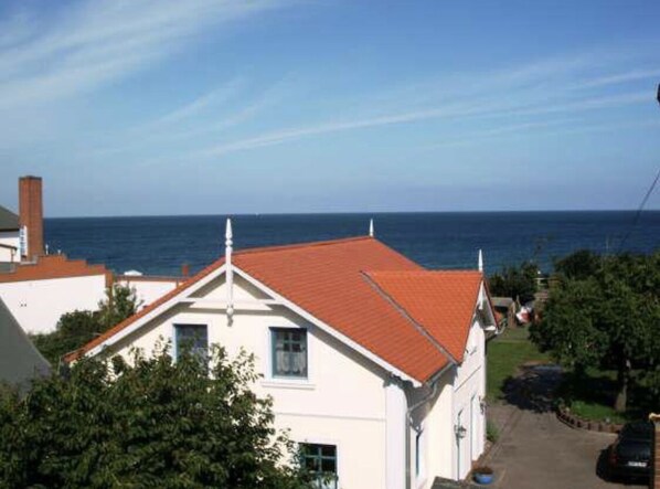 Ferienhaus Ostseeblick, im Hintergrund die Ostsee