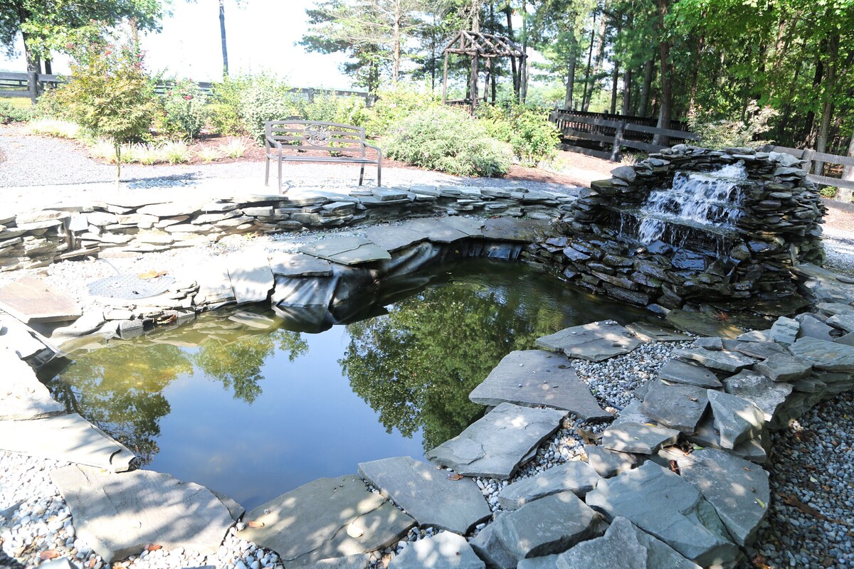 Commodious Shenandoah Crossing, 2 Bedroom Resort Cabin